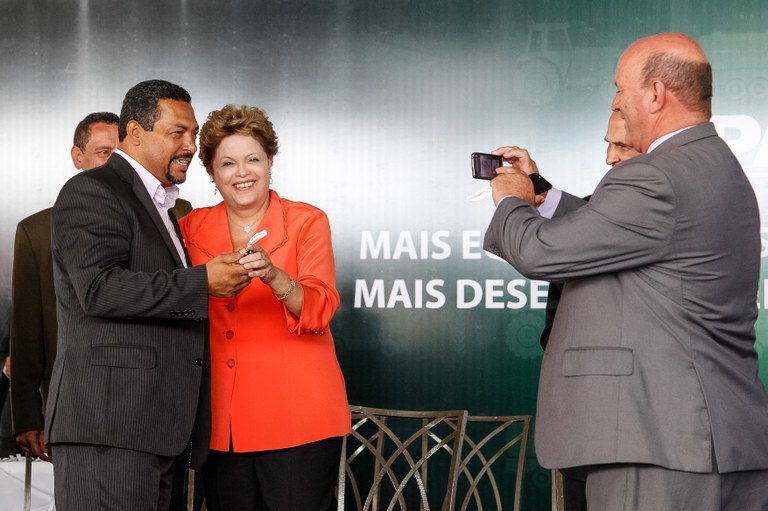 Cerimônia de entrega de máquinas a municípios de Minas Gerais - 02