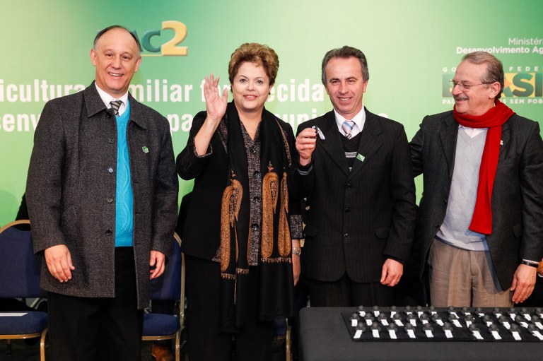 Cerimônia de entrega de retroescavadeiras a prefeitos do Rio Grande do Sul - 03