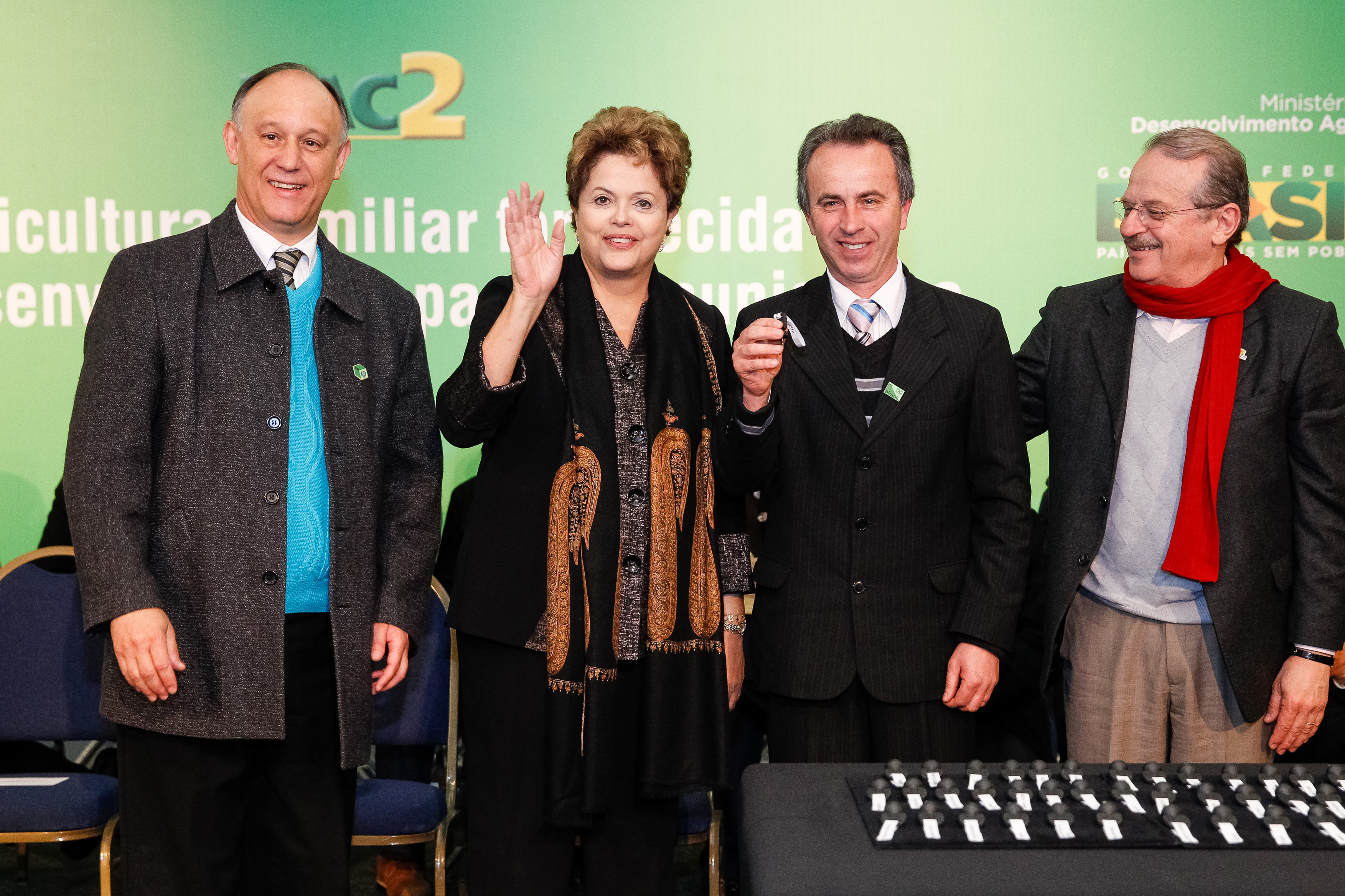 Cerimônia de entrega de retroescavadeiras a prefeitos do Rio Grande do Sul - 03