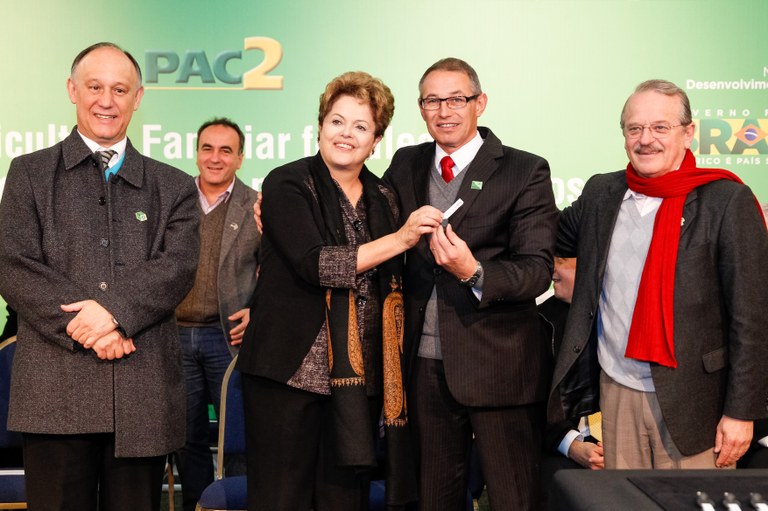 Cerimônia de entrega de retroescavadeiras a prefeitos do Rio Grande do Sul - 05