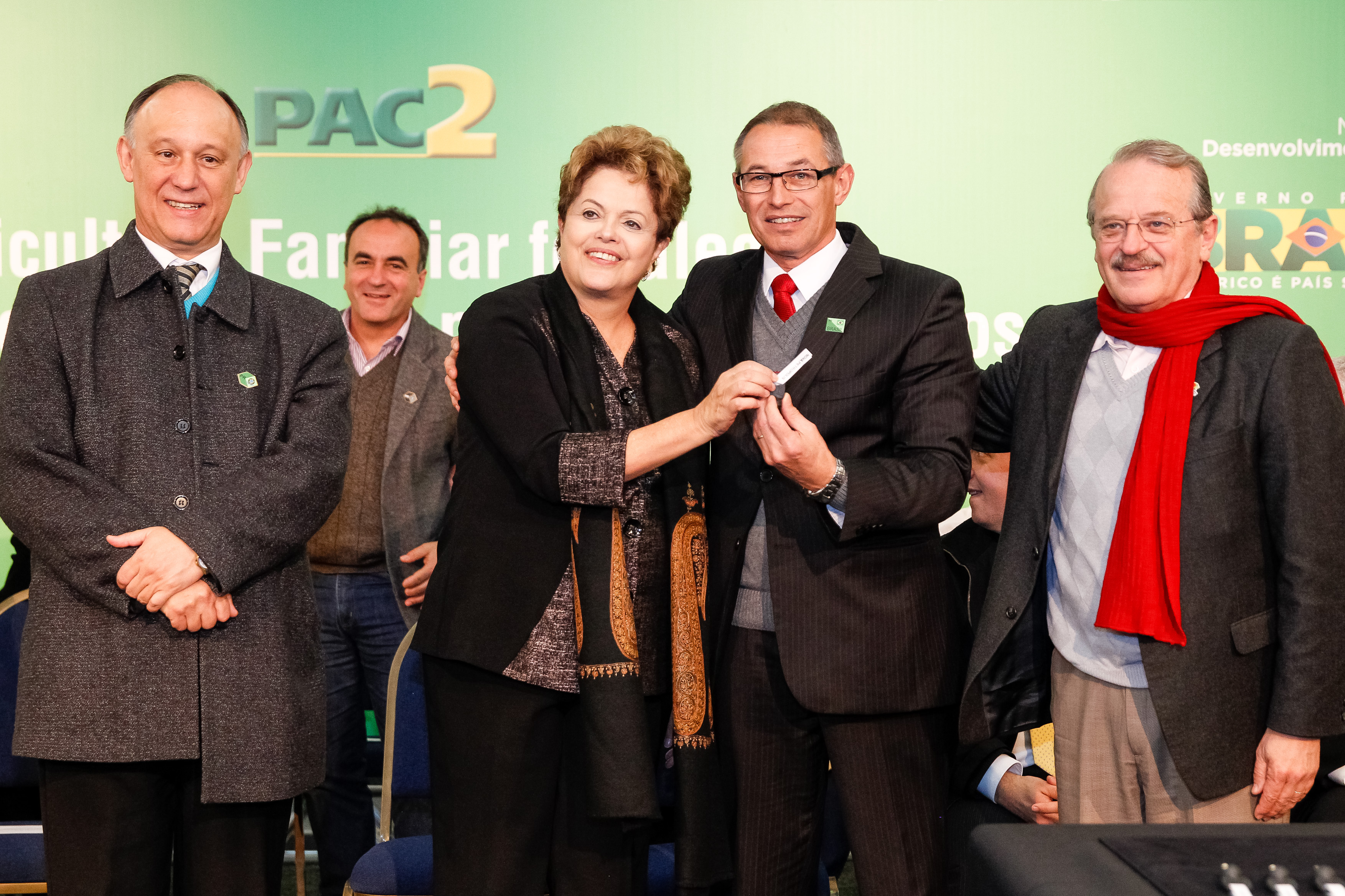 Cerimônia de entrega de retroescavadeiras a prefeitos do Rio Grande do Sul - 05