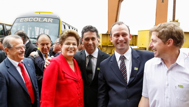 Cerimônia de entrega de retroescavadeiras, motoniveladoras e ônibus escolares a prefeitos do Rio Grande do Sul - 03