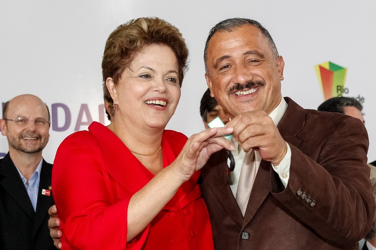 Cerimônia de entrega de retroescavadeiras, motoniveladoras e ônibus escolares a prefeitos do Rio Grande do Sul - 04