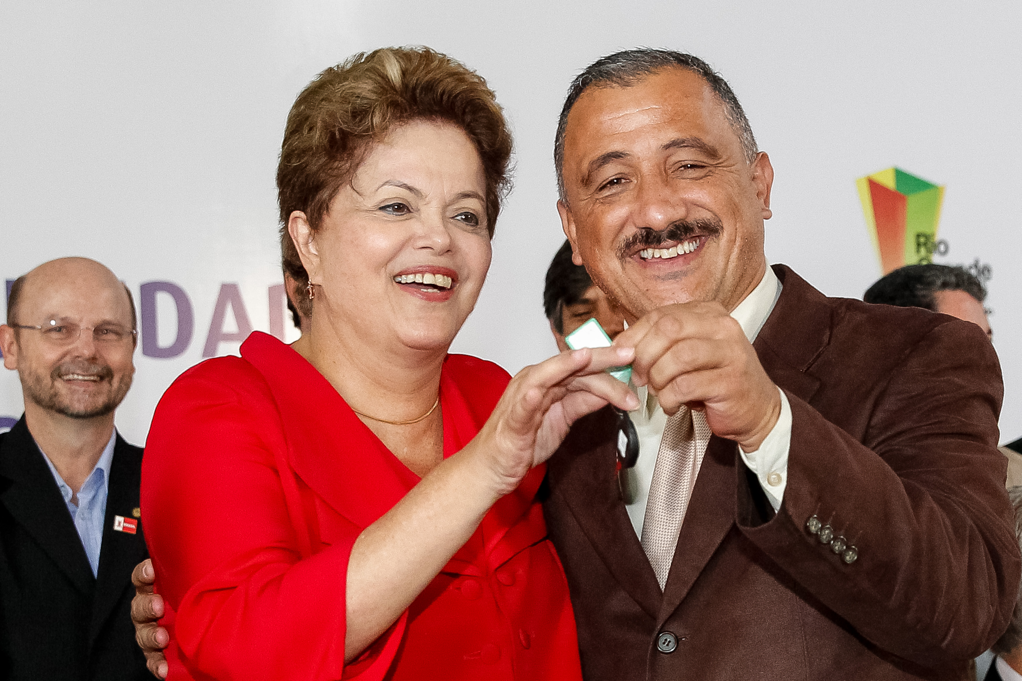 Cerimônia de entrega de retroescavadeiras, motoniveladoras e ônibus escolares a prefeitos do Rio Grande do Sul - 04