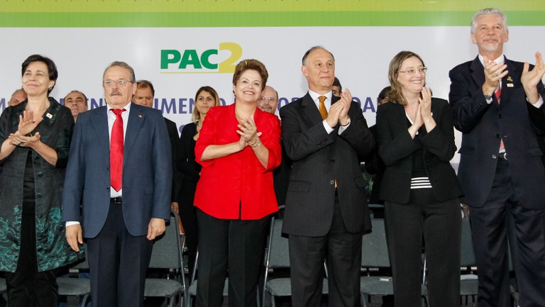 Cerimônia de entrega de retroescavadeiras, motoniveladoras e ônibus escolares a prefeitos do Rio Grande do Sul - 02