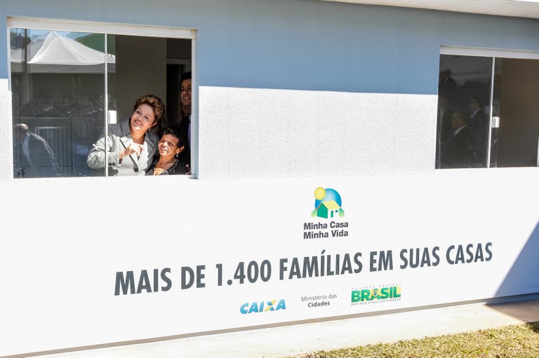 Cerimônia de entrega de Unidades Habitacionais e  Retroescavadeiras - Ponta Grossa - PR - 01