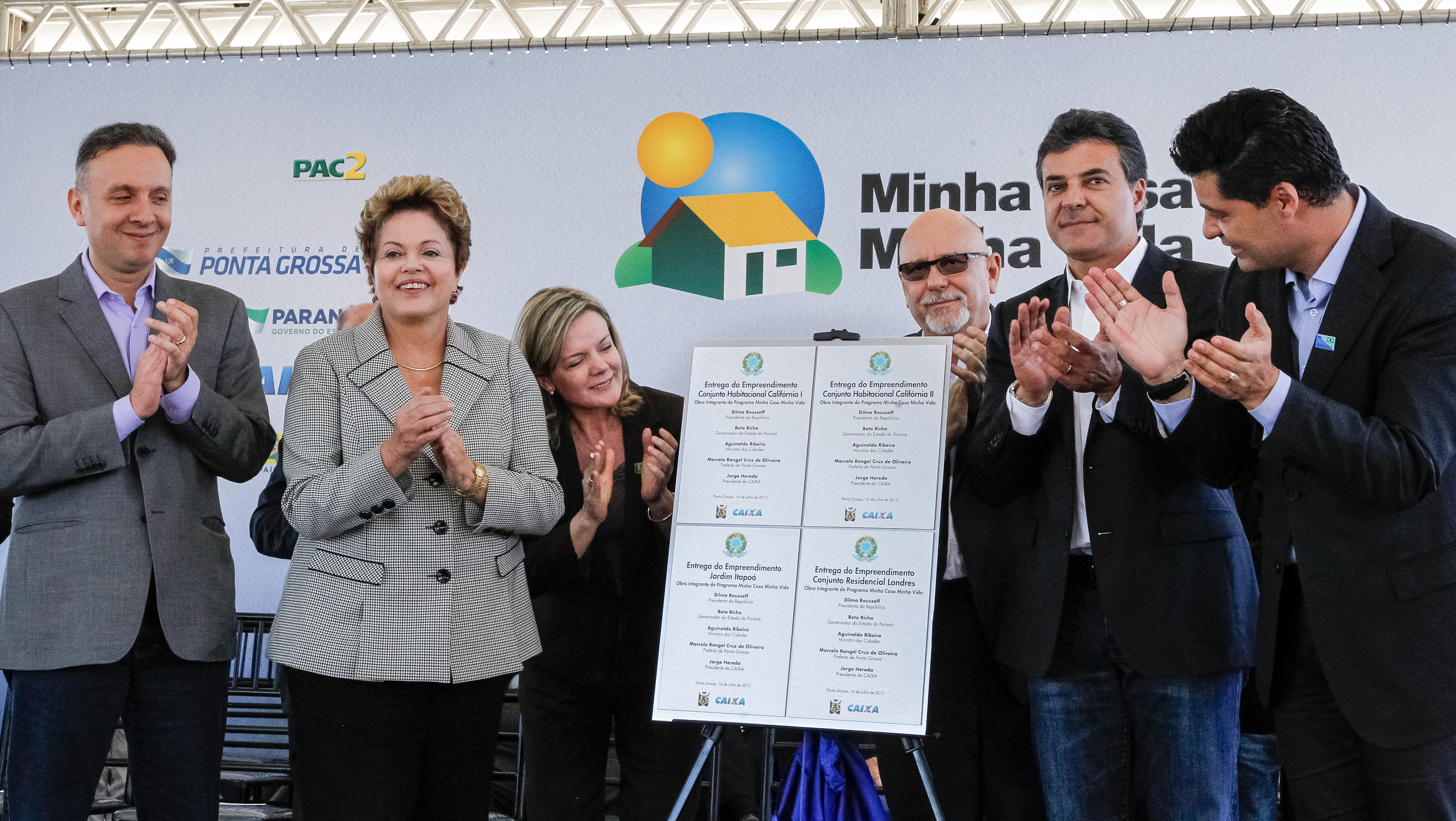 Cerimônia de entrega de Unidades Habitacionais e  Retroescavadeiras - Ponta Grossa - PR - 06