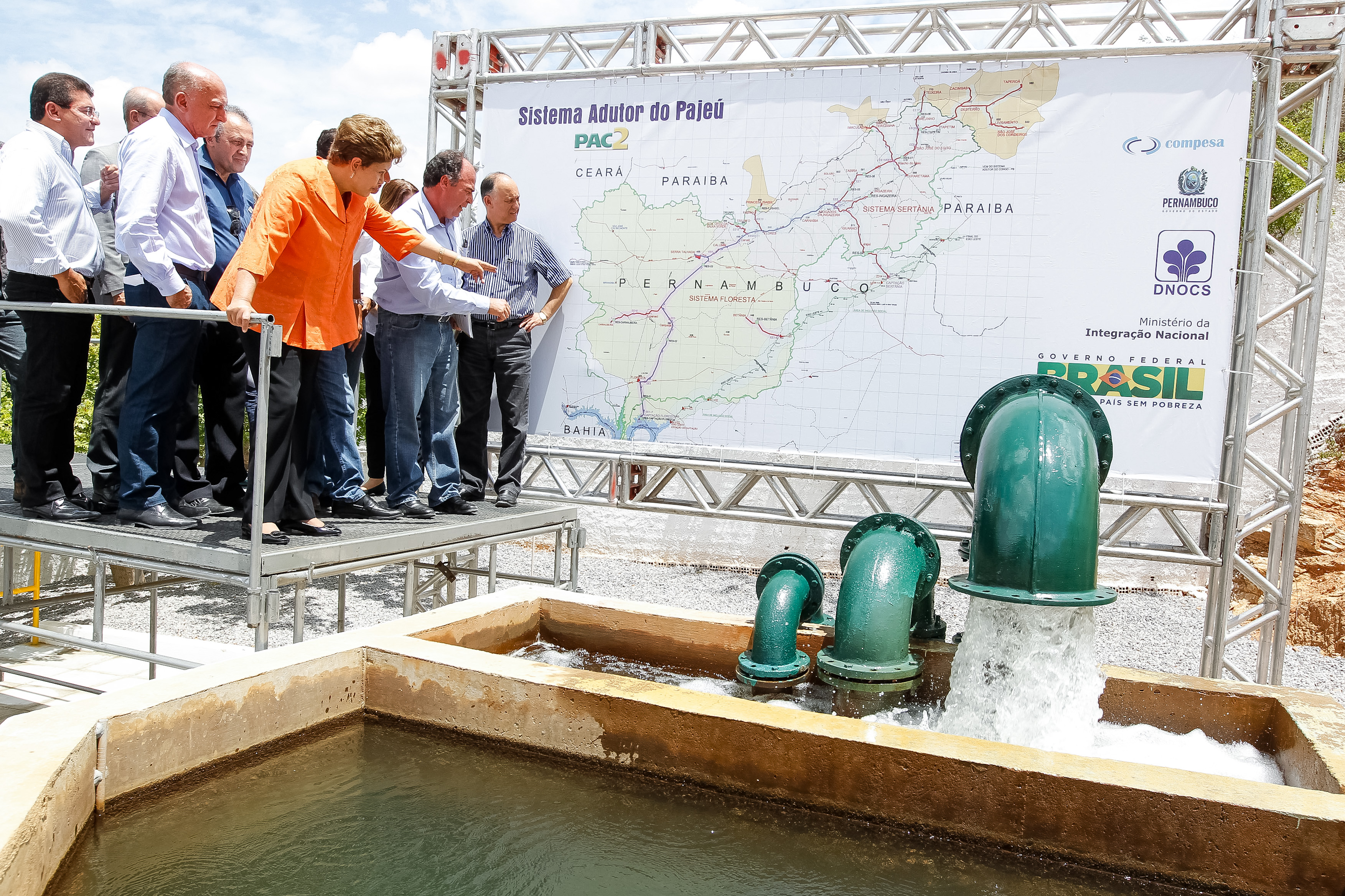 Cerimônia de entrega do trecho Floresta-Serra Talhada do Sistema Adutor Pajeú; ônibus escolares, do programa caminho da escola; e de 22 máquinas retroescavadeiras a municípios do estado de Pernambuco - 02