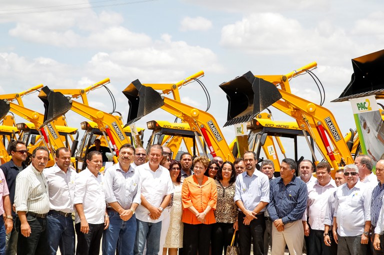 Cerimônia de entrega do trecho Floresta-Serra Talhada do Sistema Adutor Pajeú; ônibus escolares, do programa caminho da escola; e de 22 máquinas retroescavadeiras a municípios do estado de Pernambuco - 04