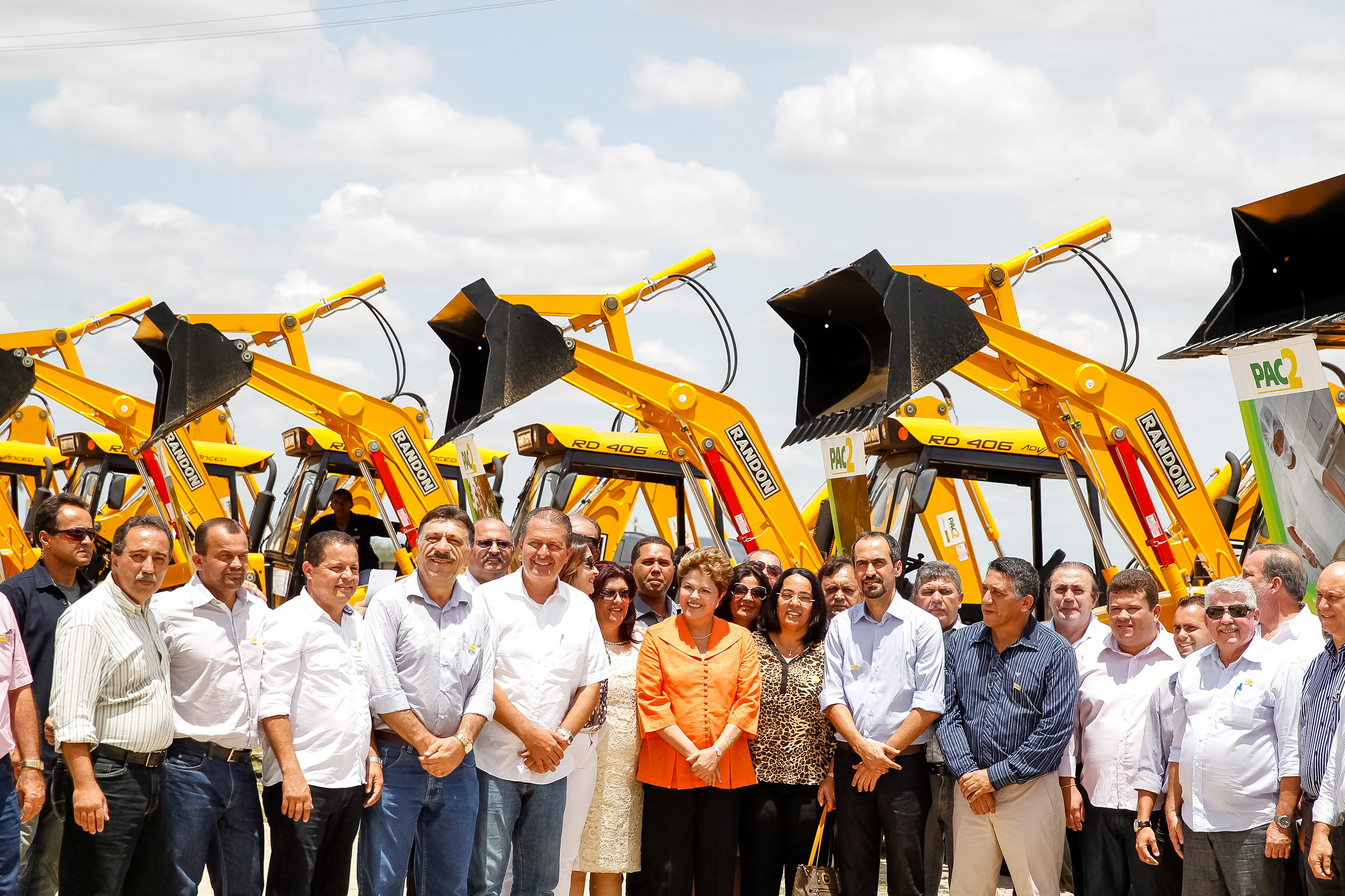 Cerimônia de entrega do trecho Floresta-Serra Talhada do Sistema Adutor Pajeú; ônibus escolares, do programa caminho da escola; e de 22 máquinas retroescavadeiras a municípios do estado de Pernambuco - 04