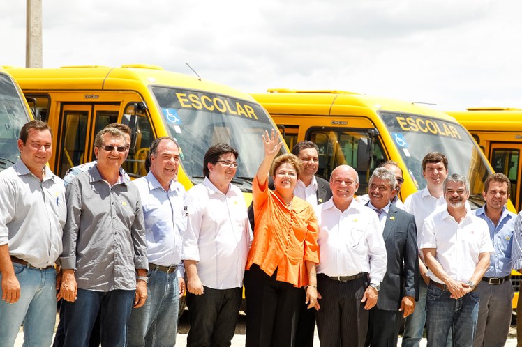 Cerimônia de entrega do trecho Floresta-Serra Talhada do Sistema Adutor Pajeú; ônibus escolares, do programa caminho da escola; e de 22 máquinas retroescavadeiras a municípios do estado de Pernambuco - 05