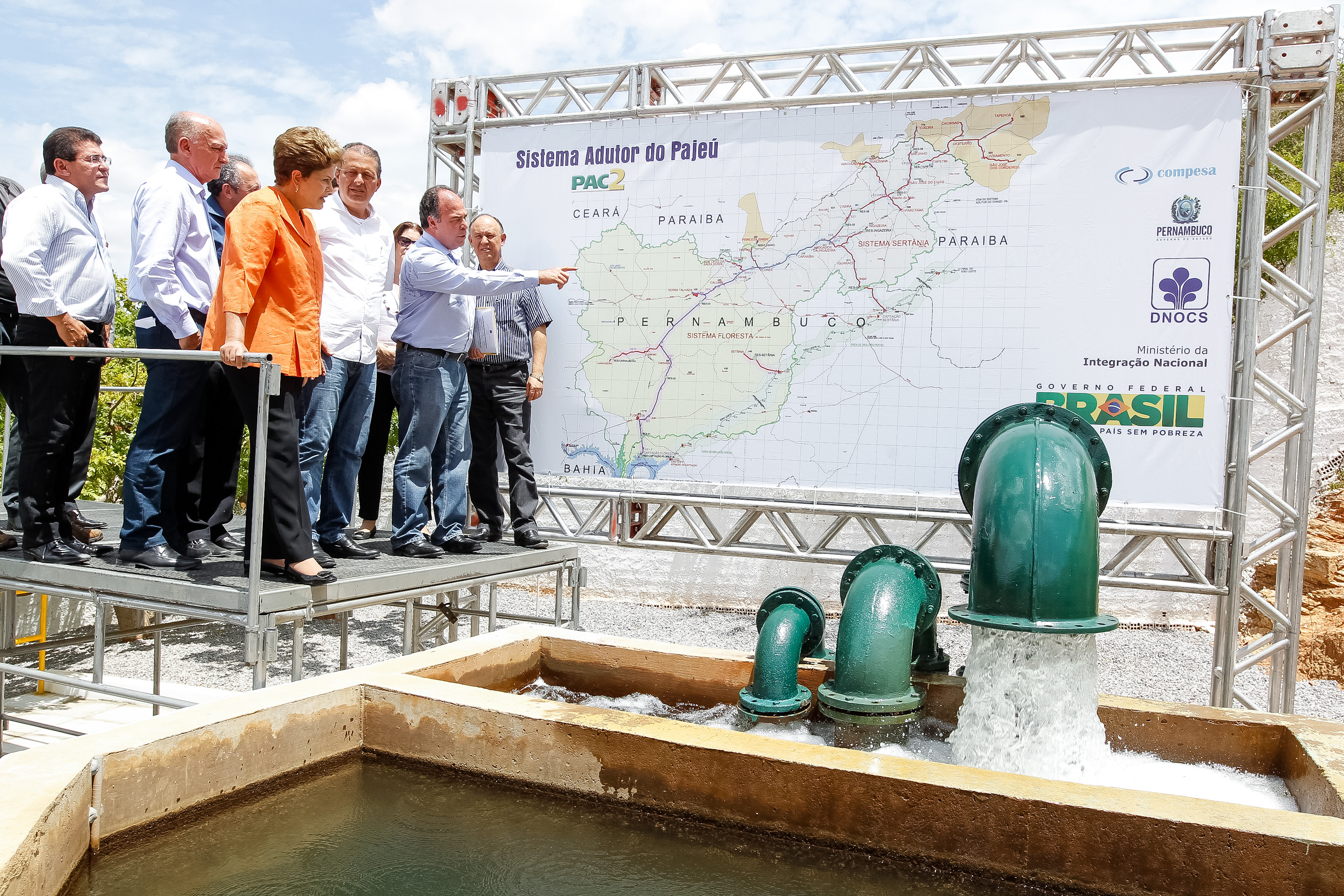 Cerimônia de entrega do trecho Floresta-Serra Talhada do Sistema Adutor Pajeú; ônibus escolares, do programa caminho da escola; e de 22 máquinas retroescavadeiras a municípios do estado de Pernambuco - 02