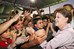 Dilma Rousseff cumprimenta o público