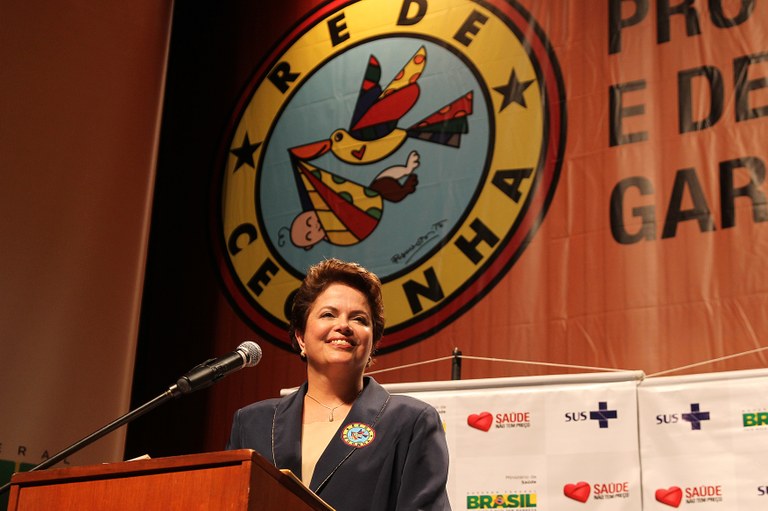 Dilma discursa durante cerimônia 2