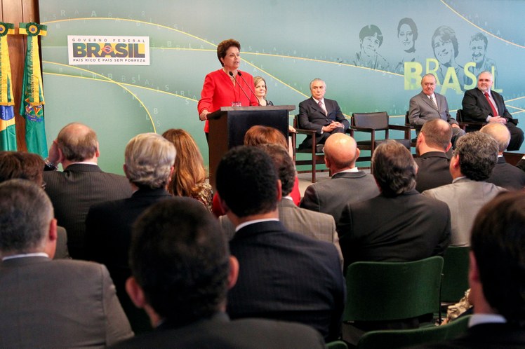Dilma discursa durante cerimônia de posse de Roberto Gurgel