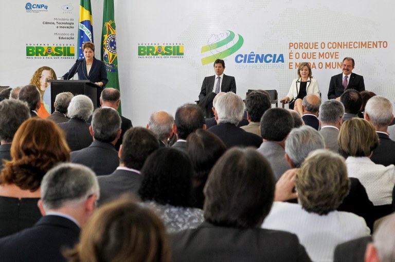 Cerimônia de regulamentação do programa Ciência sem Fronteiras e de anúncio de chamadas públicas para bolsas de estudo no exterior - 6