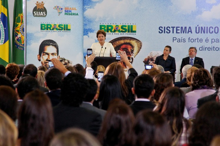 Dilma discursa durante cerimônia de sanção do projeto de lei que institui o Sistema Único de Assistência Social 1