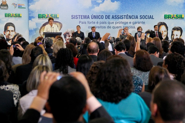 Dilma discursa durante cerimônia de sanção do projeto de lei que institui o Sistema Único de Assistência Social 2
