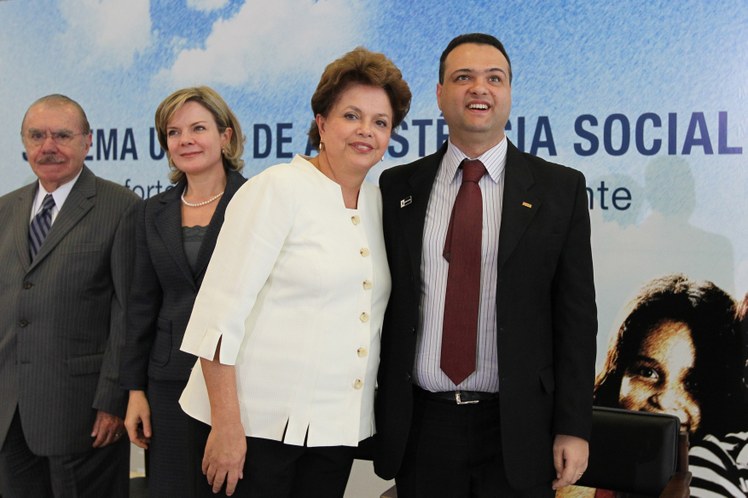 Dilma Rousseff e o presidente do Conselho Nacional de Assistência Social, Carlos Ferrari, durante cerimônia
