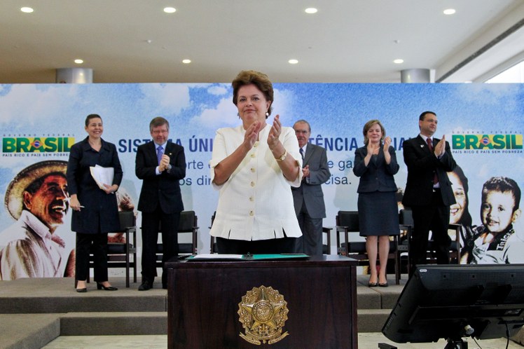 Dilma sanciona projeto de lei que institui o Sistema Único de Assistência Social 1