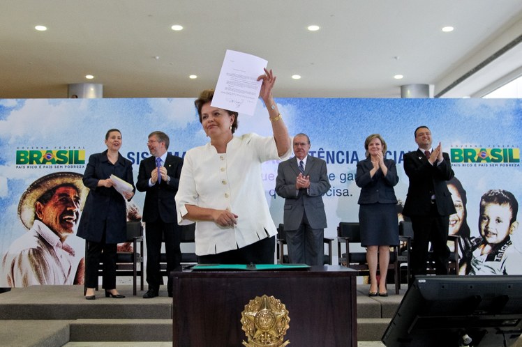 Dilma sanciona projeto de lei que institui o Sistema Único de Assistência Social 2