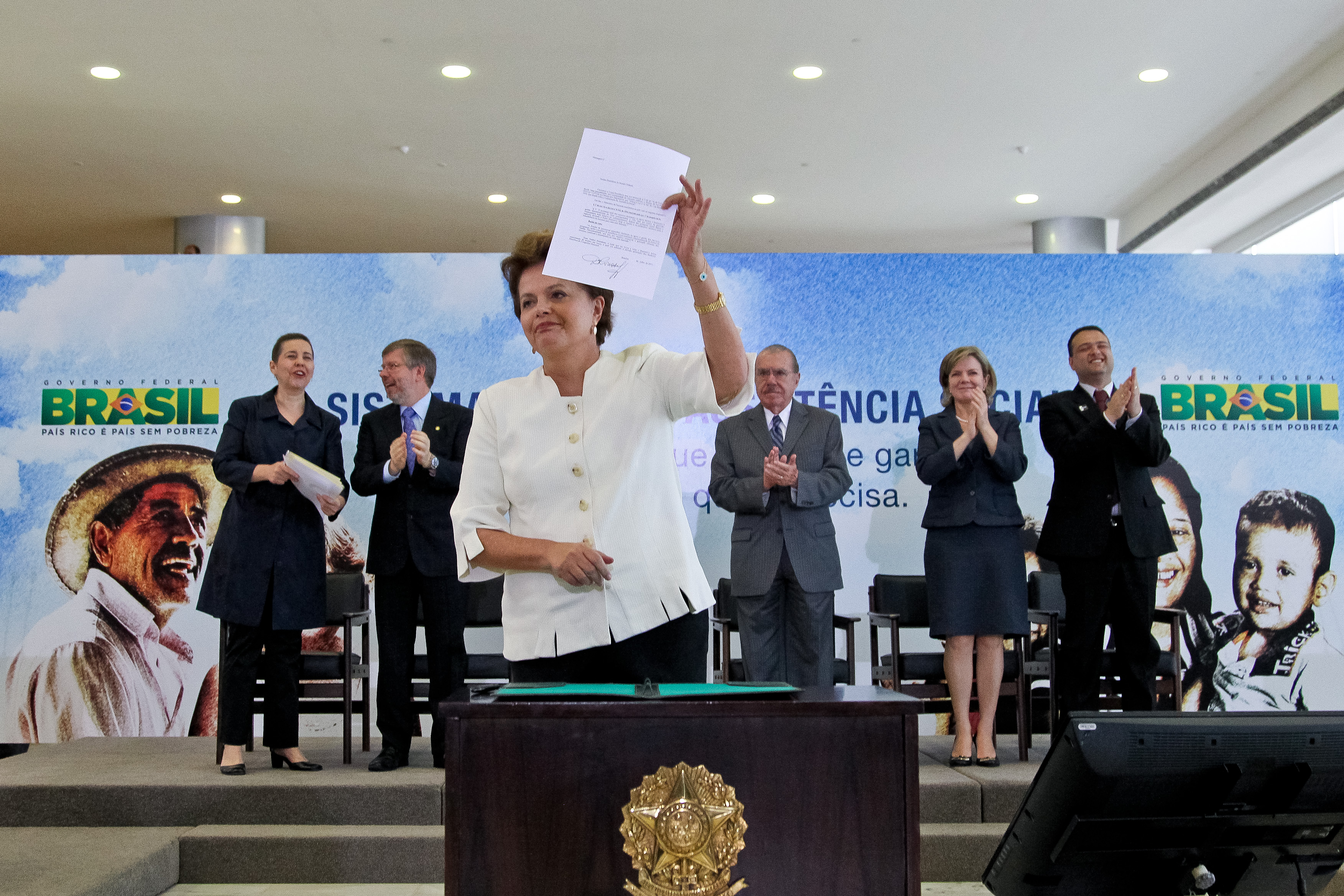  Dilma sanciona projeto de lei que institui o Sistema Único de Assistência Social 2