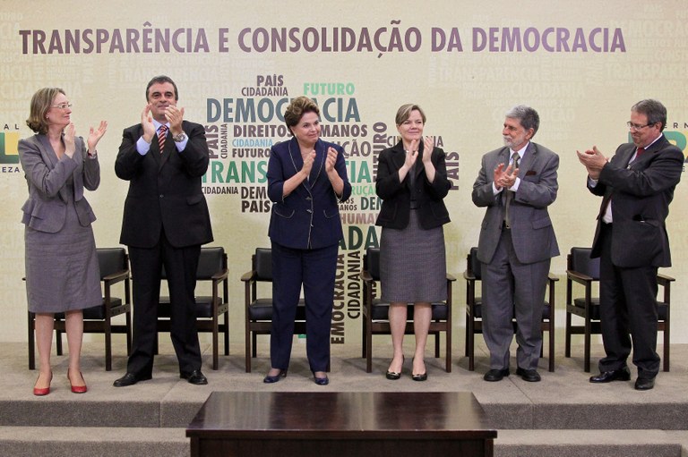 Cerimônia de sanção do projeto de Lei que garante o acesso a informações públicas e do projeto de Lei que cria a Comissão Nacional da Verdade - 6