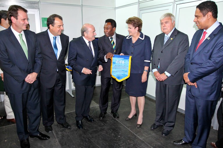 Dilma acompanhada de Eduardo Paes, Sérgio Cabral, Joseph Blatter, Pelé, Ricardo Teixeira e Orlando Silva Dilma acompanhada de Eduardo Paes, Sérgio Cabral, Joseph Blatter, Pelé, Ricardo Teixeira e Orlando Silva