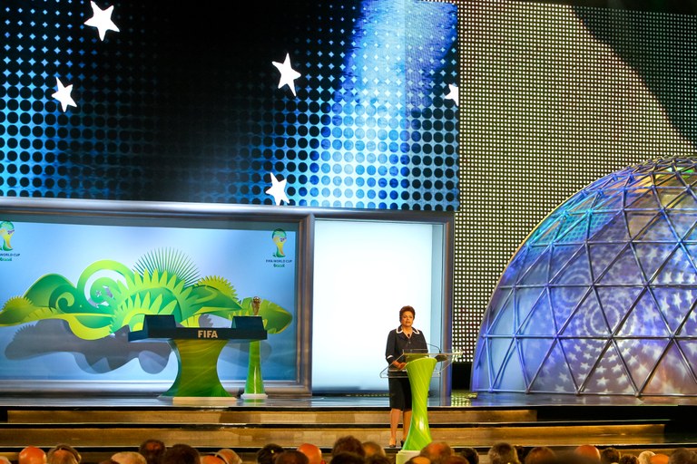  Dilma discursa durante cerimônia de sorteio preliminar da Copa do Mundo 2014