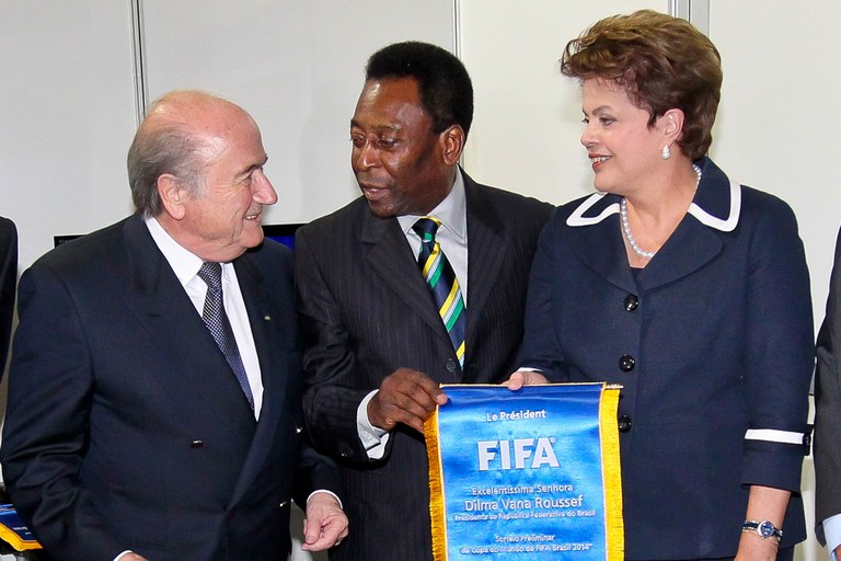 Dilma, Joseph Blatter e Pelé na cerimônia de sorteio preliminar da Copa do Mundo 2014 - 2 Dilma, Joseph Blatter e Pelé na cerimônia de sorteio preliminar da Copa do Mundo 2014 - 2