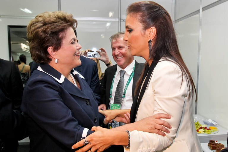 Dilma Rousseff e Ivete Sangalo após a cerimônia de sorteio preliminar da Copa do Mundo 2014