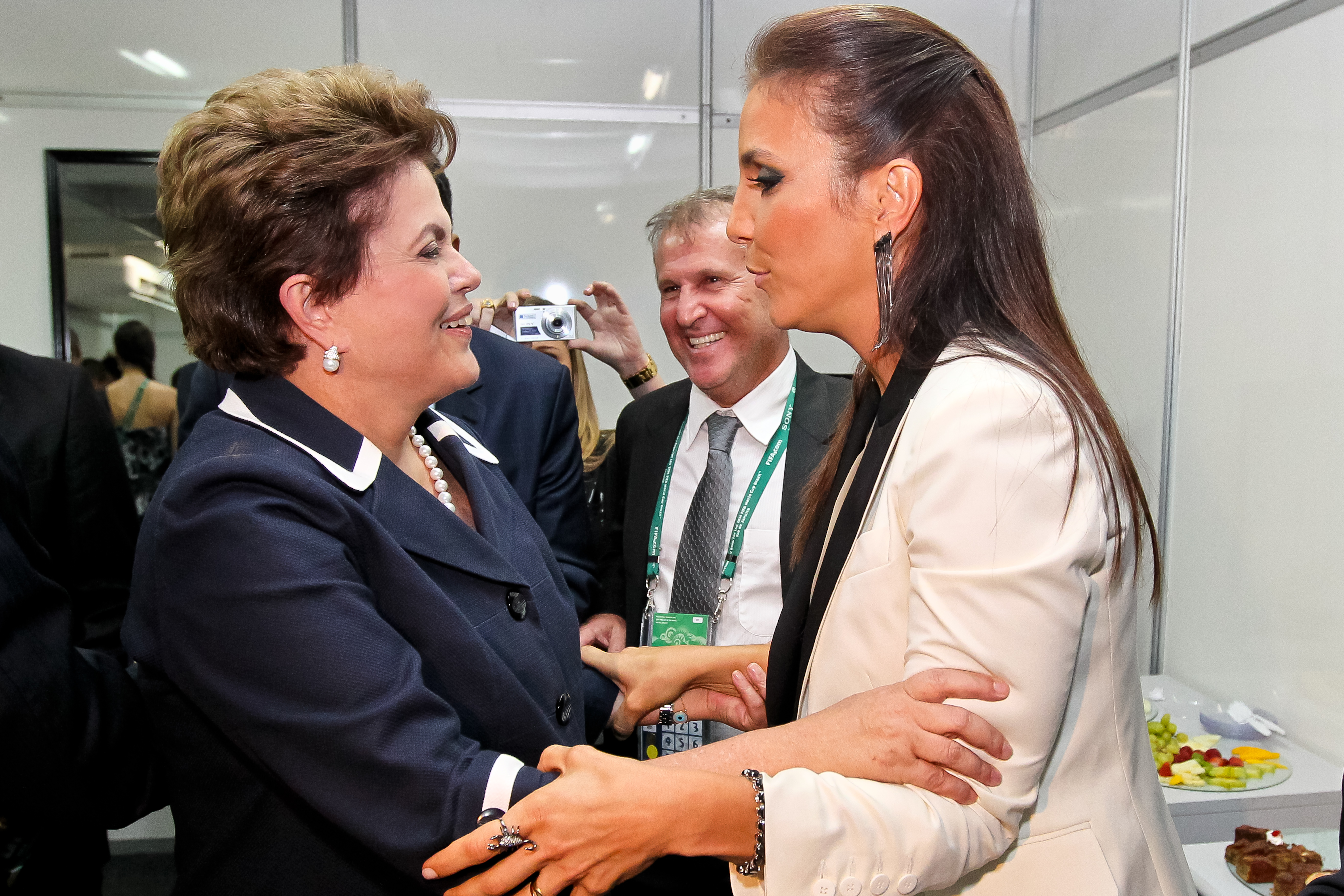 Dilma Rousseff e Ivete Sangalo após a cerimônia de sorteio preliminar da Copa do Mundo 2014