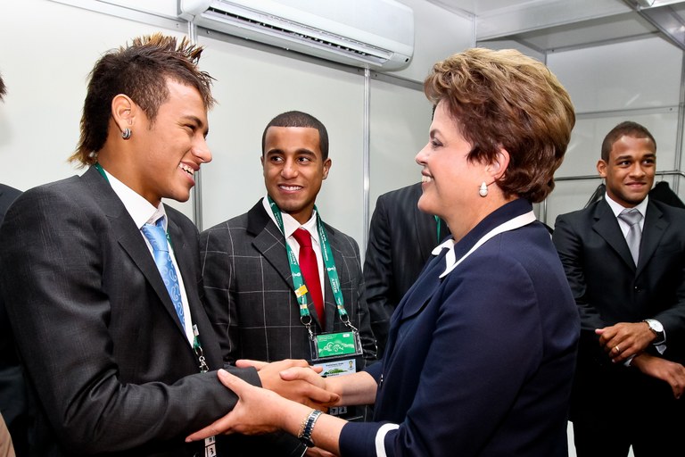 Dilma Rousseff e o jogador Neymar após a cerimônia de sorteio preliminar da Copa do Mundo 2014