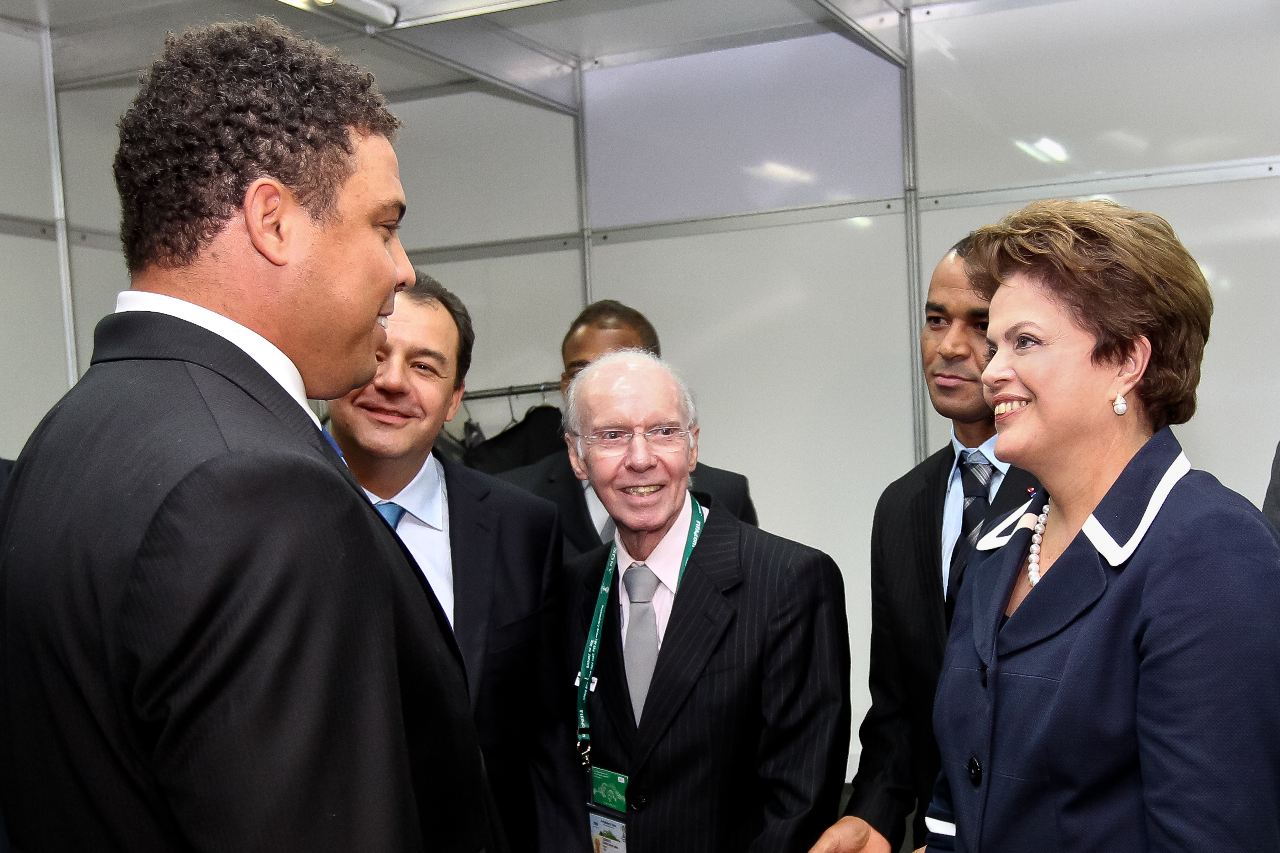 Dilma Rousseff e Ronaldo Nazário após a cerimônia de sorteio preliminar da Copa do Mundo 2014