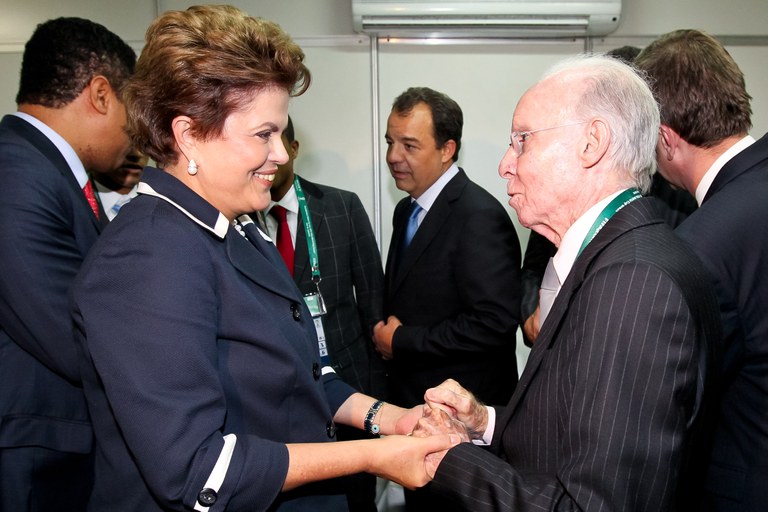 Dilma Rousseff e Zagalo após a cerimônia de sorteio preliminar da Copa do Mundo 2014