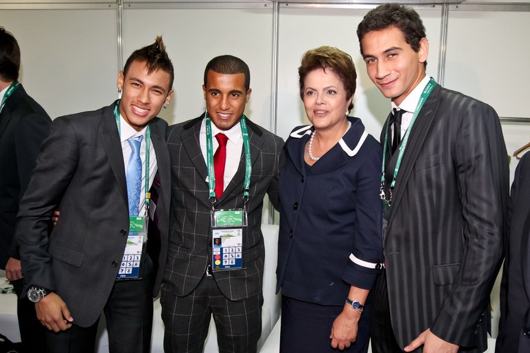 Dilma Rousseff posa para foto com os jogadores Neymar, Lucas e Ganso