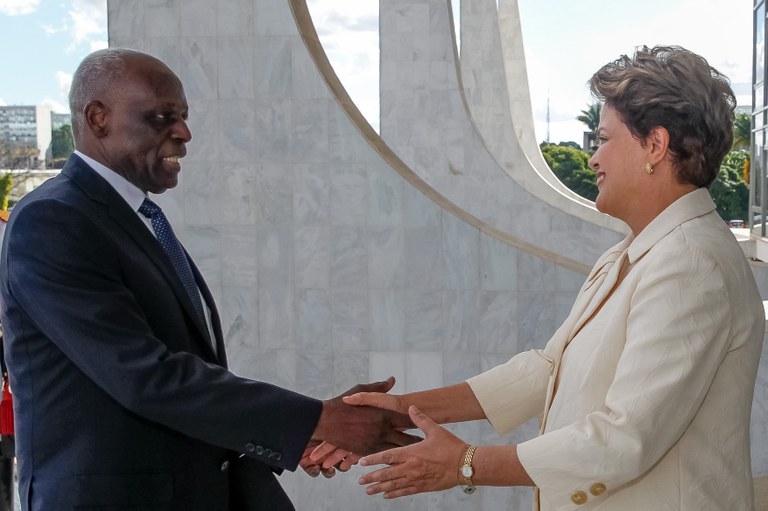 Cerimônia oficial de chegada do Presidente da República de Angola, José Eduardo dos Santos - 02