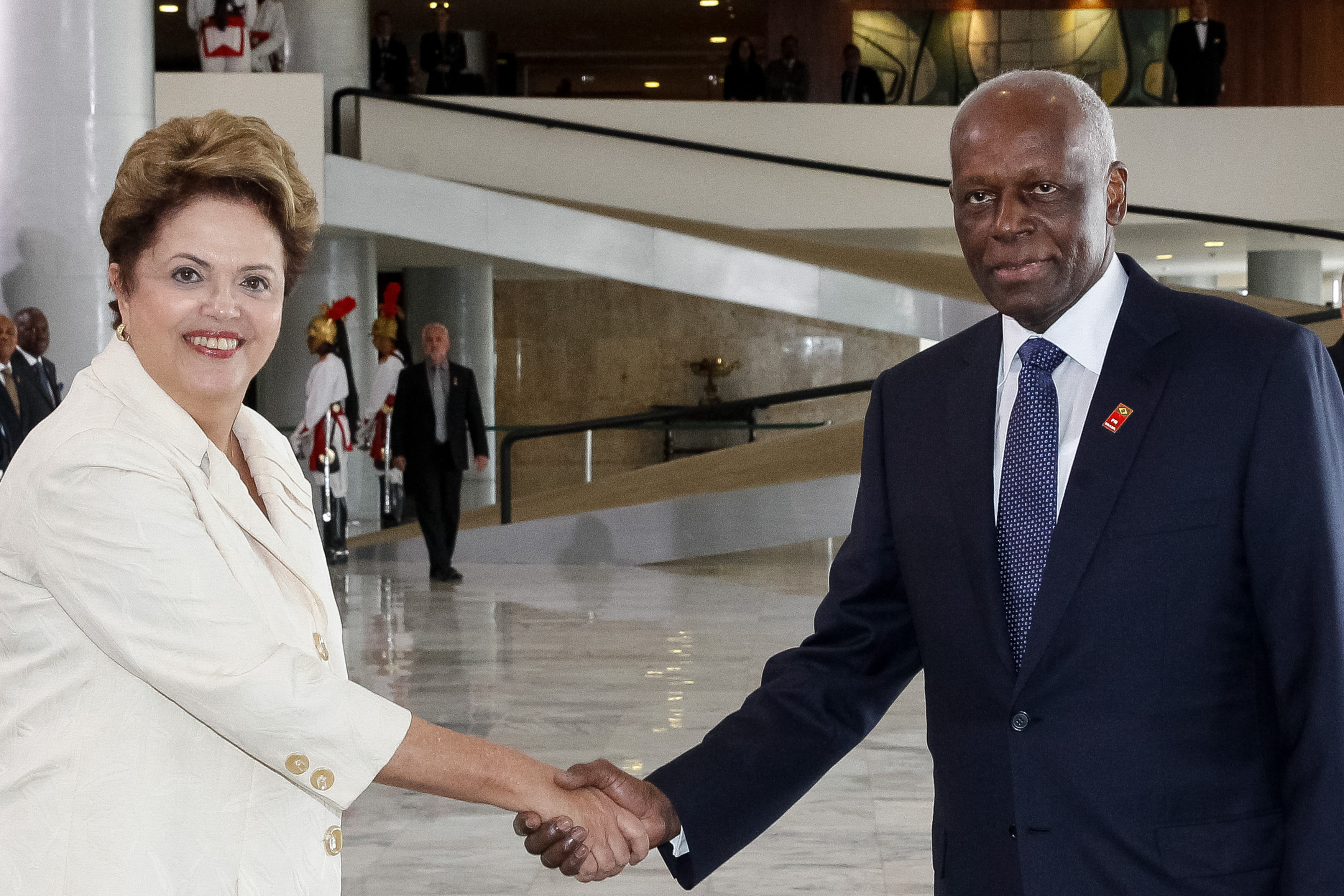 Cerimônia oficial de chegada do Presidente da República de Angola, José Eduardo dos Santos - 01