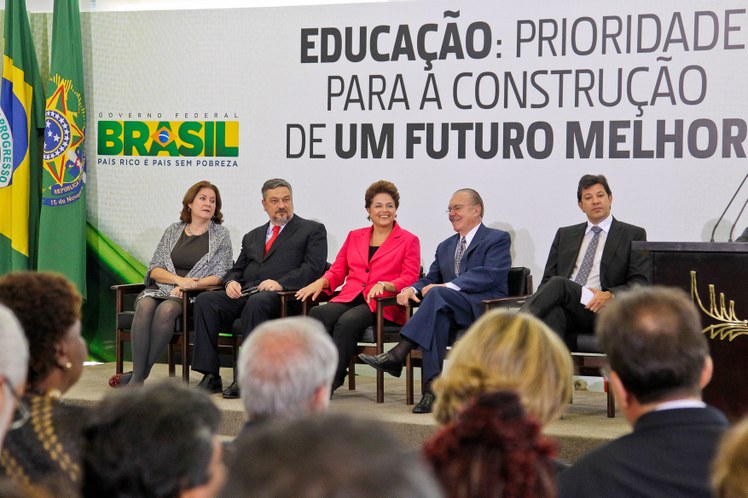 Dilma participa de cerimônia