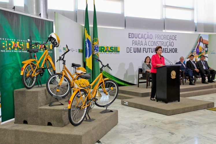 Dilma discursa durante cerimônia 1