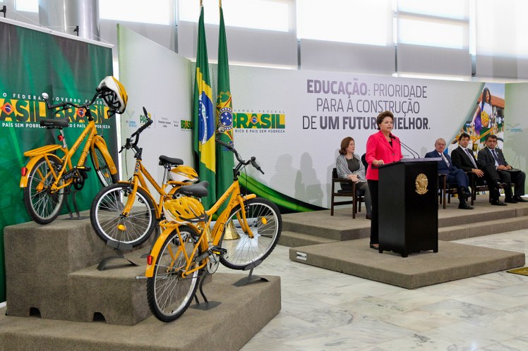 Dilma discursa durante cerimônia 2