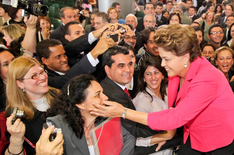 Dilma cumprimenta o público