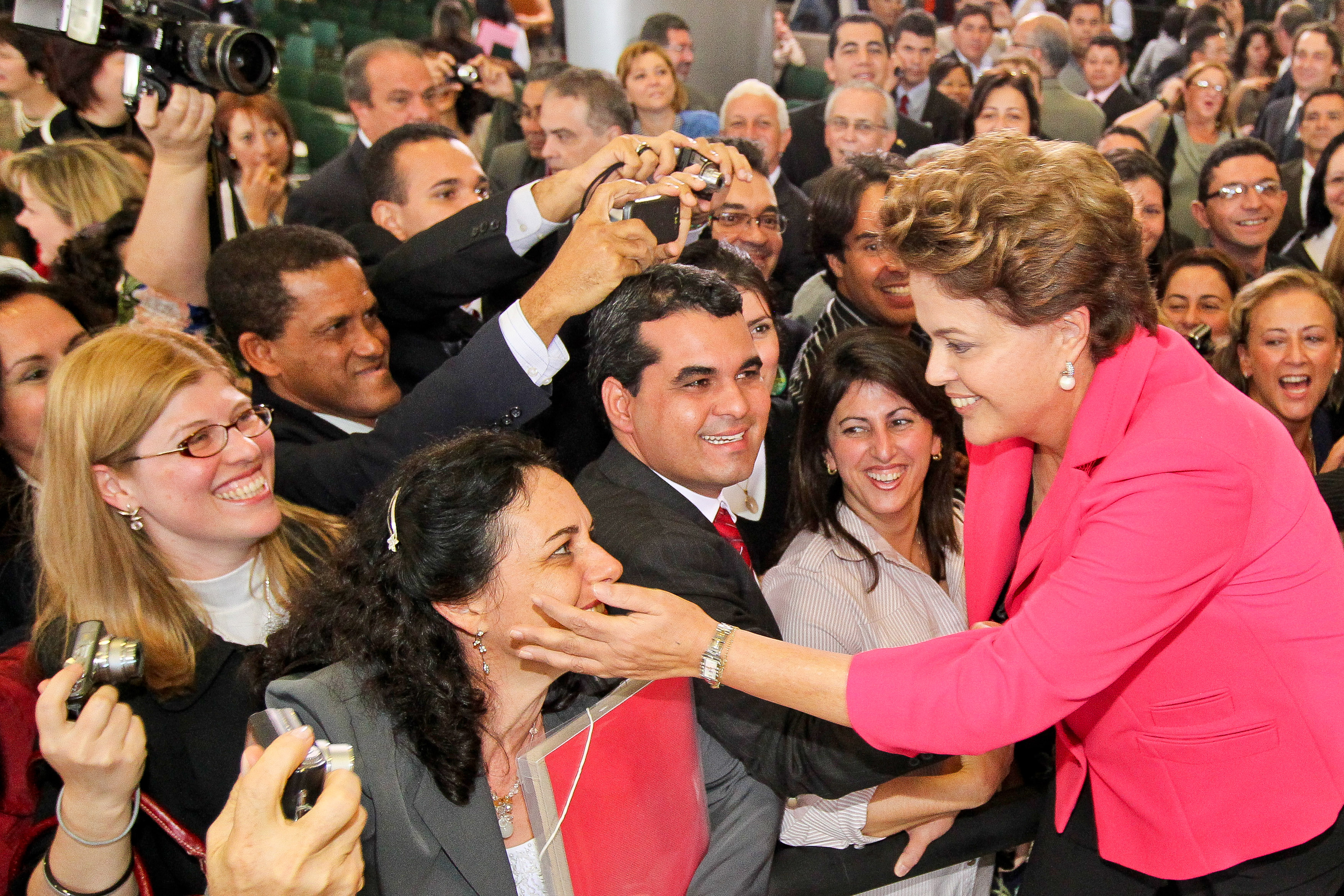Dilma cumprimenta o público