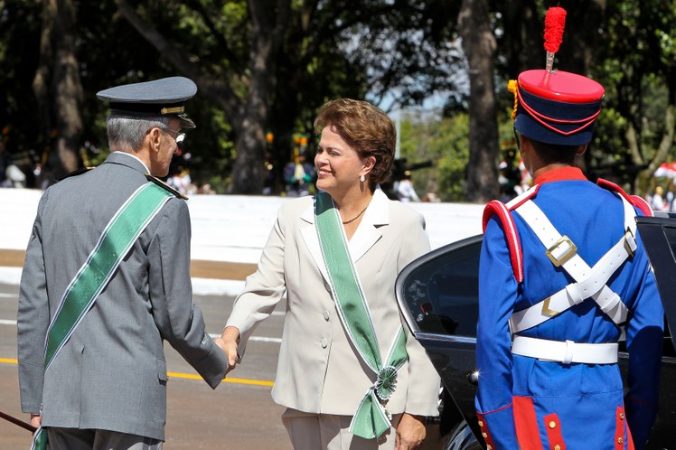Dilma cumprimenta o comandante do Exército Enzo Peri