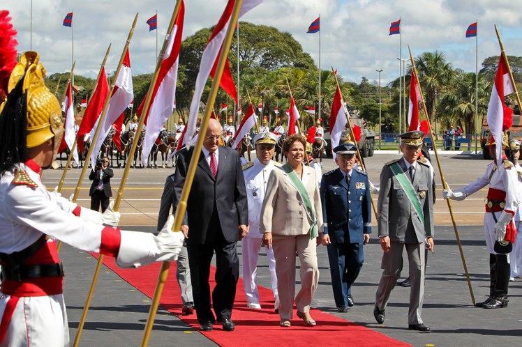 Dilma ao lado de autoridades em solenidade 2