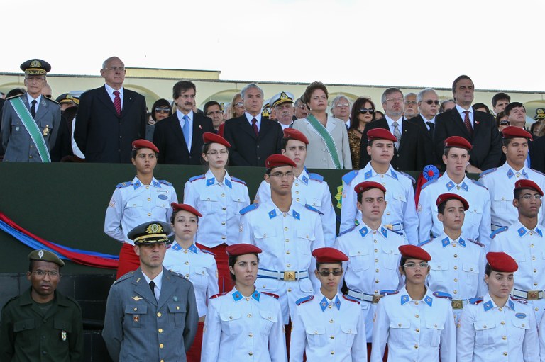 Dilma ao lado de autoridades em solenidade 1