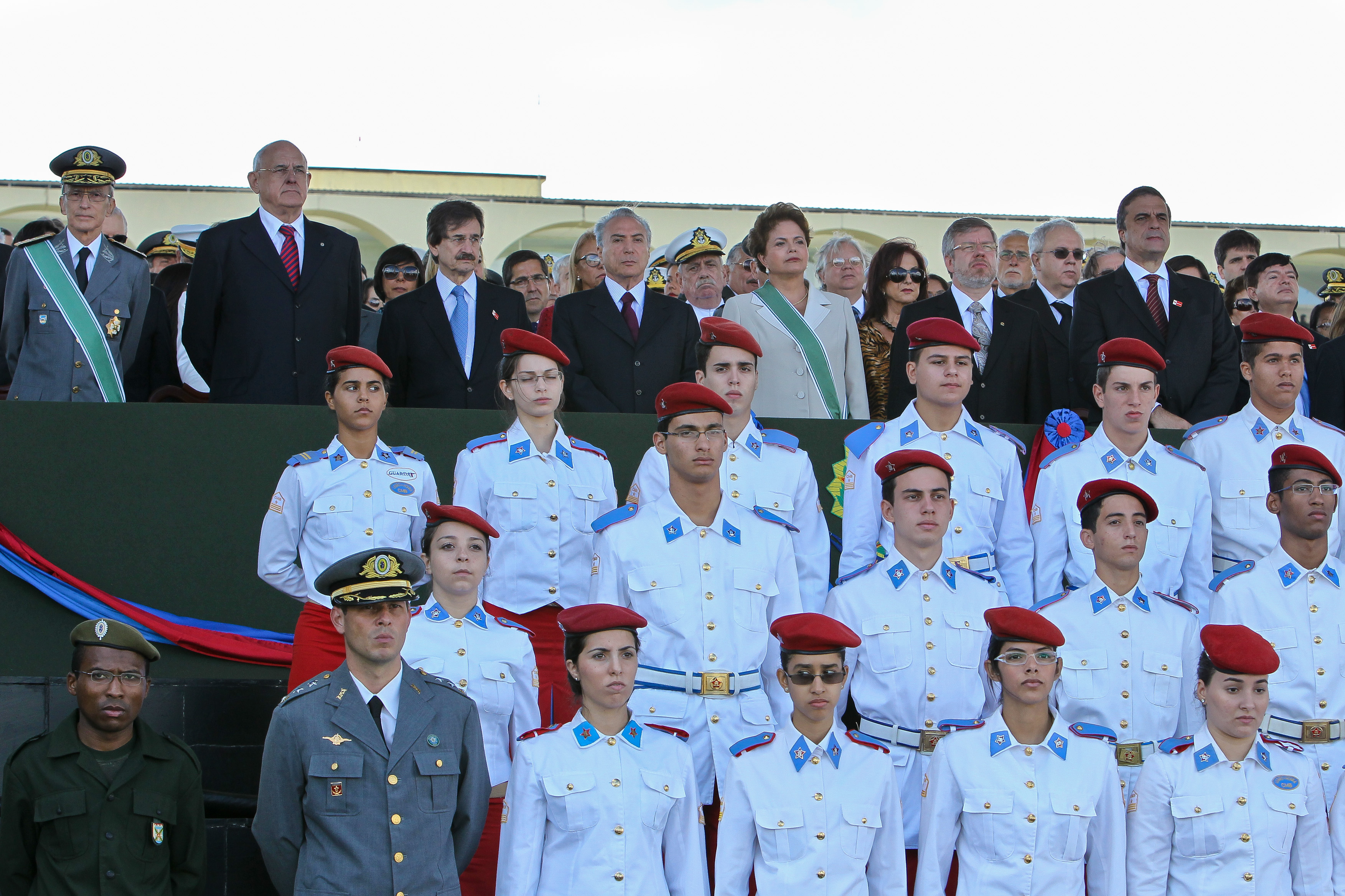 Dilma ao lado de autoridades em solenidade 1