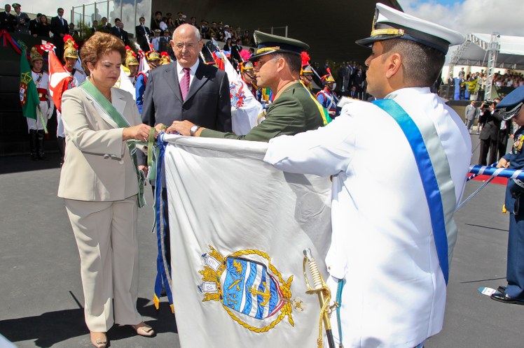 Dilma e o ministro da Defesa Nelson Jobim 2