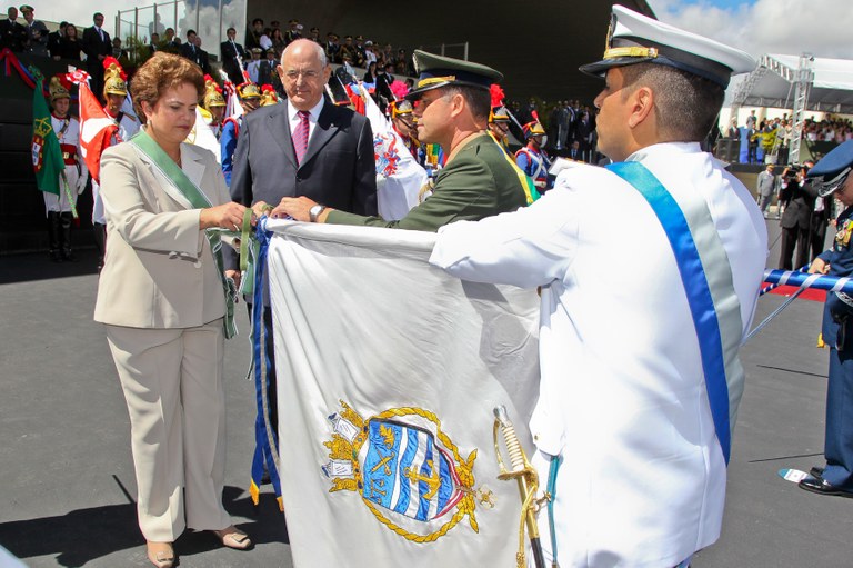 Dilma e o ministro da Defesa Nelson Jobim 2