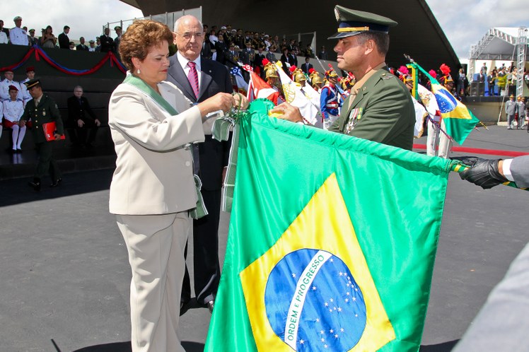 Dilma e o ministro da Defesa Nelson Jobim 1